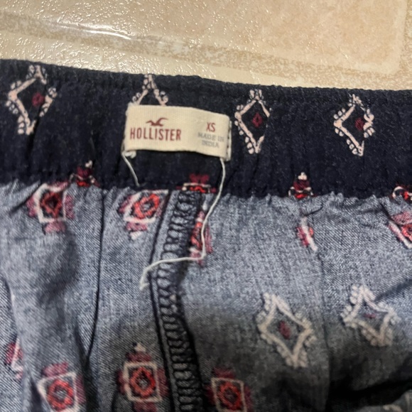 Hollister shorts. Size extra small - Picture 3 of 3